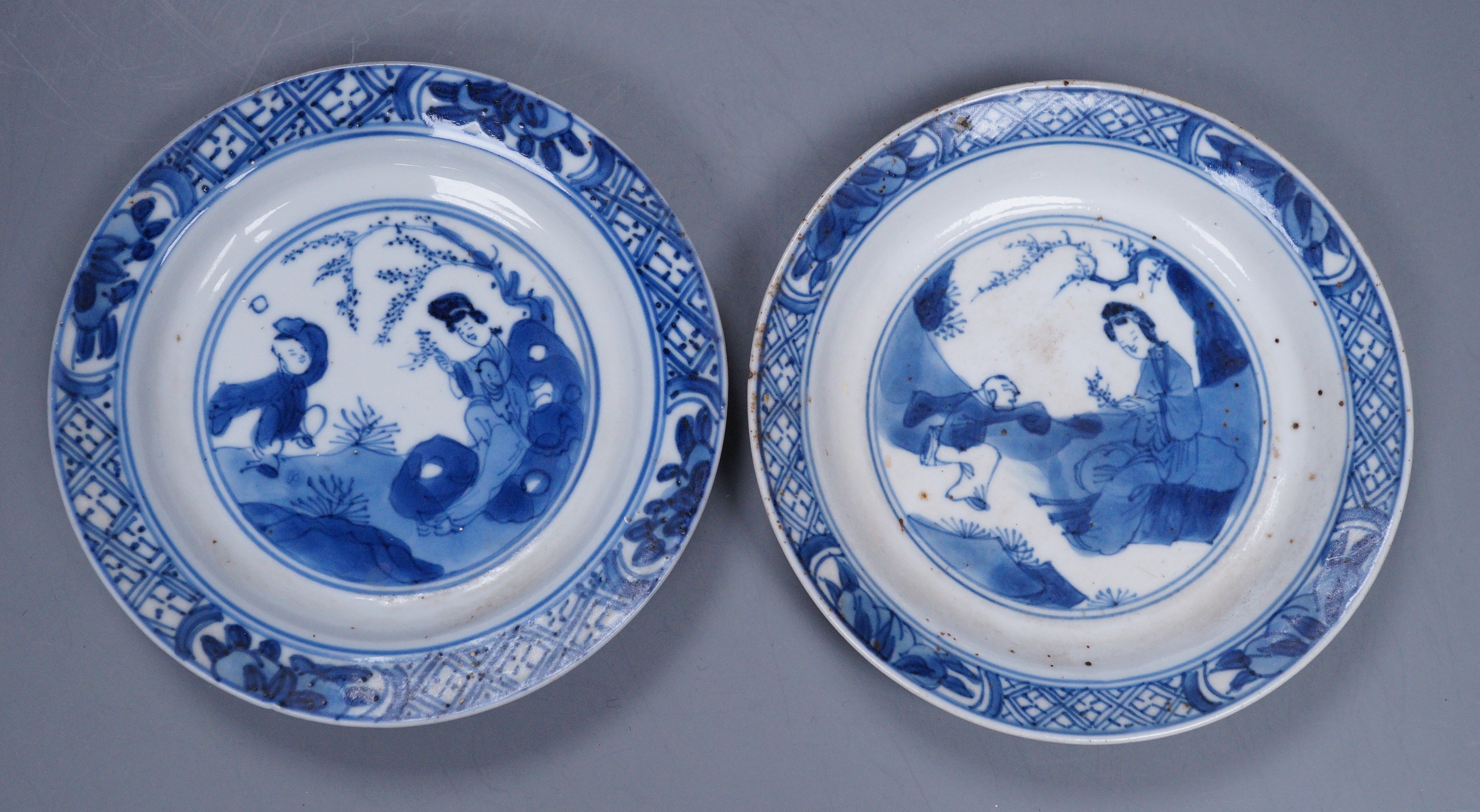 A pair of small Chinese Kangxi blue and white dishes, 10.5cm